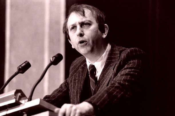 Alain de Benoist lors d'un discours à un colloque du G.R.E.C.E (Groupement de Recherche et d'Etudes pour la Civilisation Européenne) le 29 novembre 1981 à Paris, France. (Photo by Jérôme CHATIN/Gamma-Rapho via Getty Images)