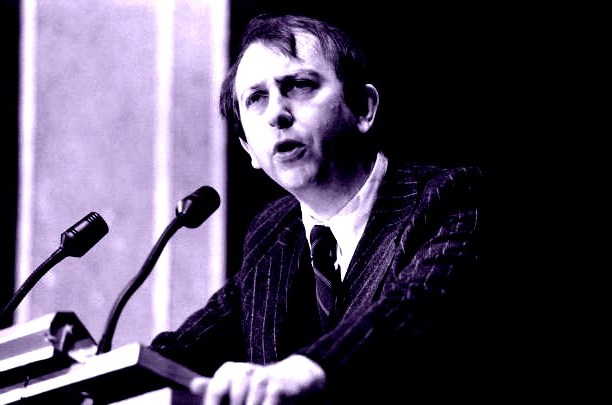 Alain de Benoist lors d'un discours à un colloque du G.R.E.C.E (Groupement de Recherche et d'Etudes pour la Civilisation Européenne) le 29 novembre 1981 à Paris, France. (Photo by Jérôme CHATIN/Gamma-Rapho via Getty Images)